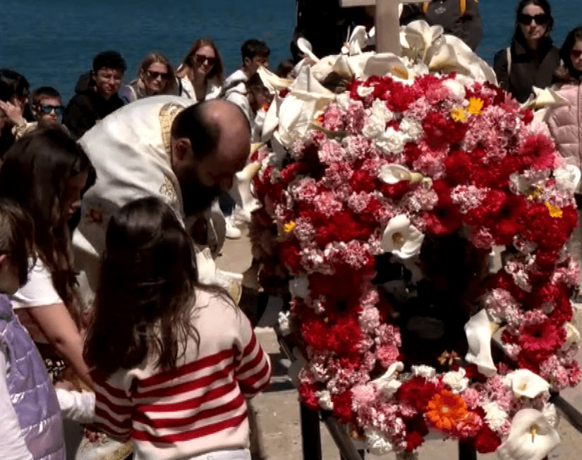 Γύθειο: Παιδικός Επιτάφιος και Σταυρός στη θάλασσα