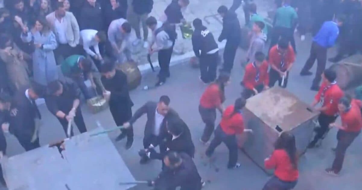 Πρώτη Ανάσταση 2026: Τα έθιμα που ζωντανεύουν σε όλη την Ελλάδα