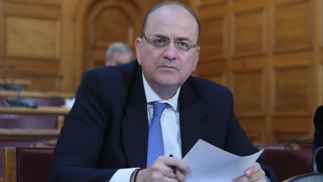 Λαζαρίδης και ΠΑΣΟΚ σε σφοδρή αντιπαράθεση για τα προσόντα