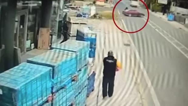 Τροχαίο στην Αρτέμιδα: Αυτοκίνητο εκσφενδόνισε μοτοσικλετιστή