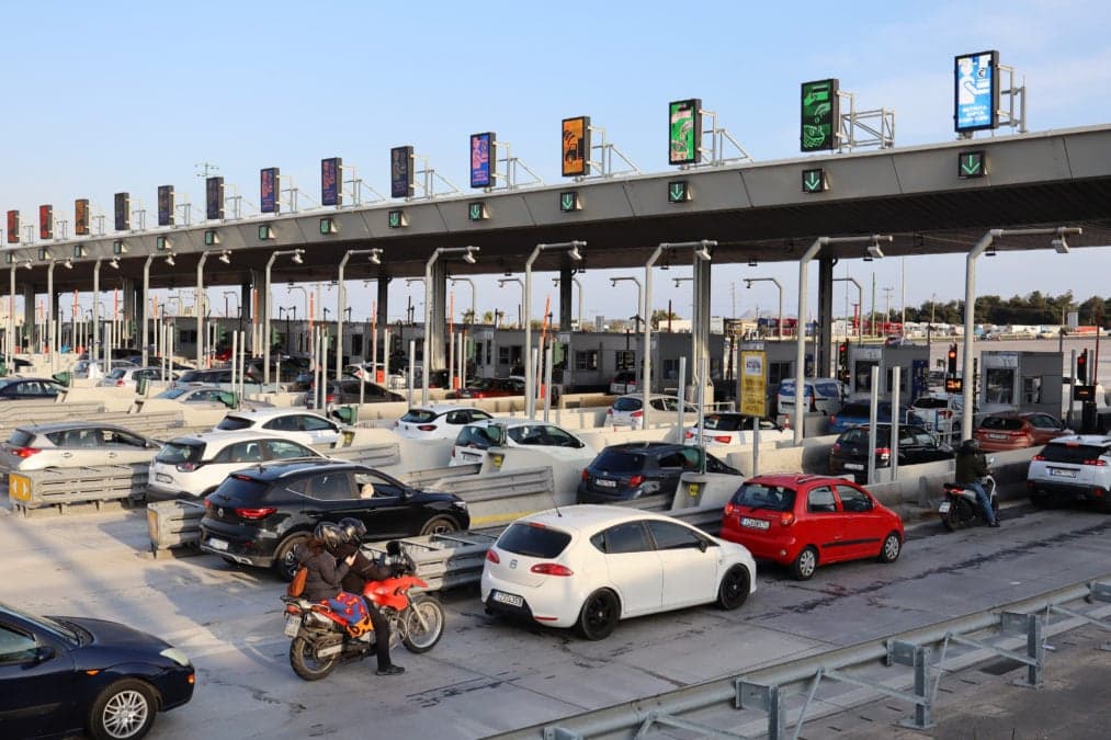 Επιστροφή εκδρομέων Πάσχα: Ουρές στα διόδια και προβλήματα στους δρόμους