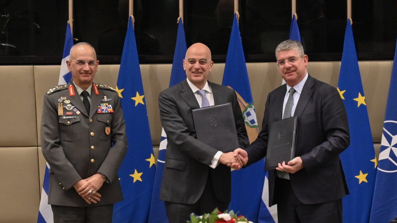 Δένδιας υπογράφει συμφωνία ενεργειακής αναβάθμισης Ενόπλων Δυνάμεων