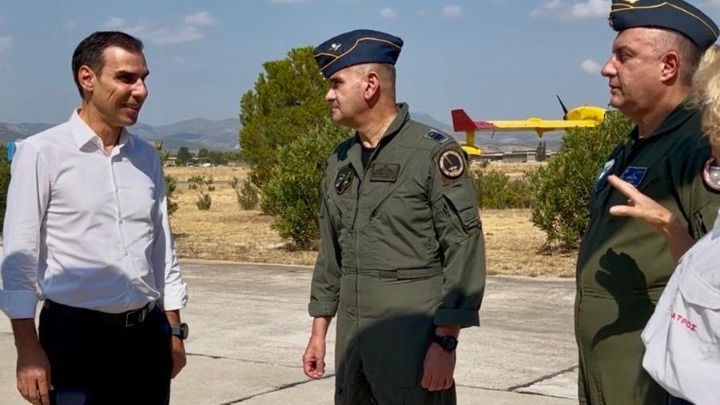 Ενίσχυση του Στόλου Αεροδιακομιδών του ΕΚΑΒ: Η Επίσκεψη του Υφυπουργού Υγείας