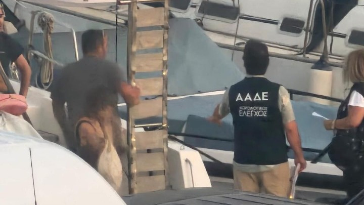 Ελεγκτές ΑΑΔΕ: Πάνω από 100 παραβάσεις σε επιχειρήσεις εστίασης και αναψυχής