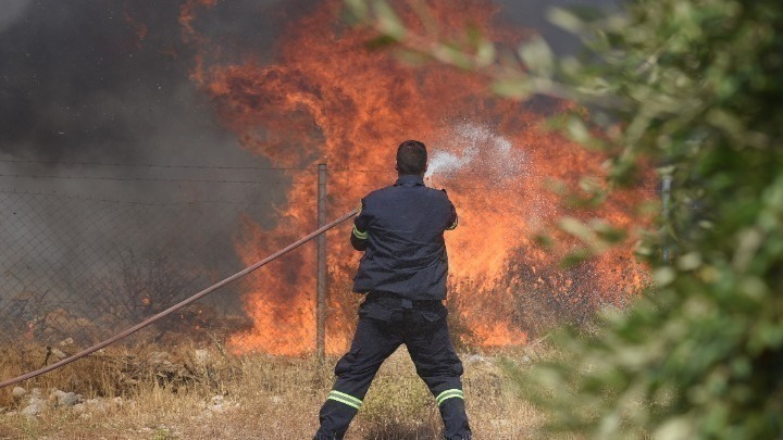 Πυρκαγιά στην Αγία Μαρίνα: Εντονότητα στην Κάντζα Αττικής