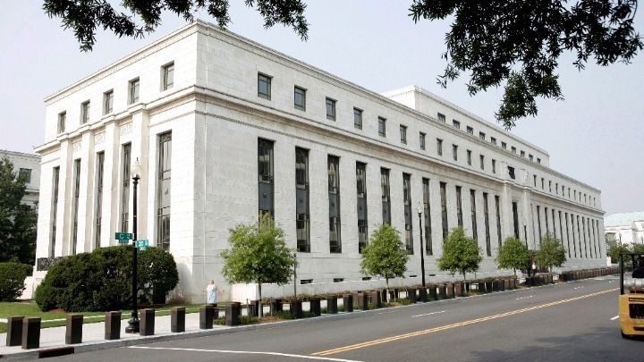 Επίθεση Τραμπ στη Fed: Αμφισβήτηση Ανεξαρτησίας και Νομισματικής Πολιτικής