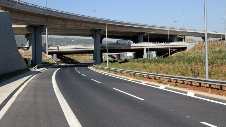 Τροχαίο Ατύχημα στην Αττική Οδό: Νταλίκα και Φορτηγό Συγκρούστηκαν