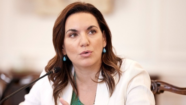 Κριτική της υπουργού Τουρισμού στον δήμαρχο Αθηναίων για τα γκράφιτι κατά του Ισραήλ