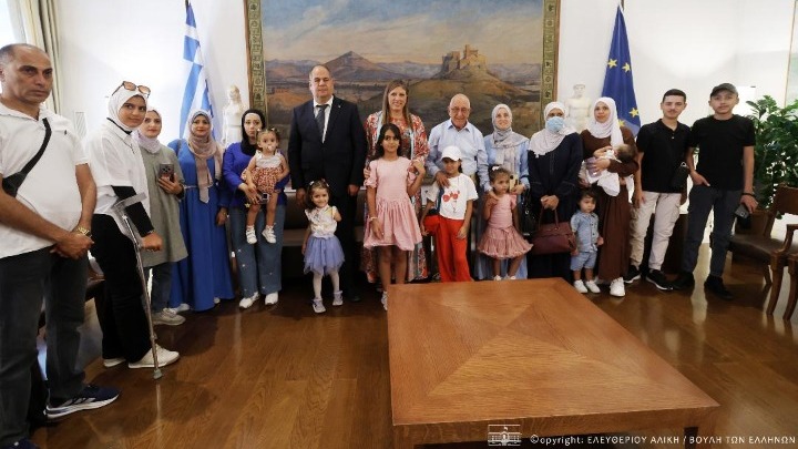 Η Πρόεδρος της Πλεύσης Ελευθερίας υποδέχεται τα παιδιά από την Παλαιστίνη στη Βουλή