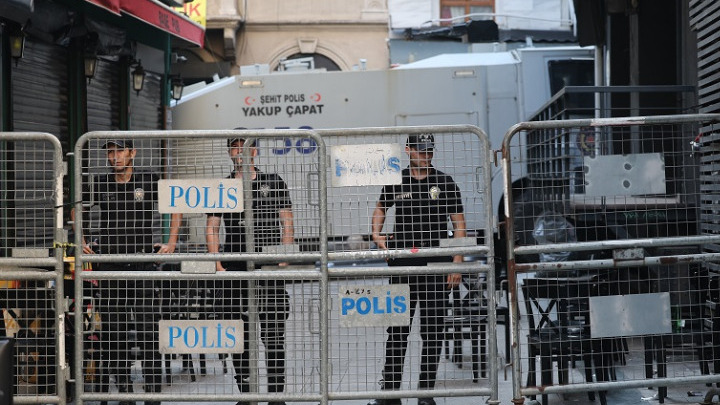 Ένοπλη επίθεση σε αστυνομικό τμήμα στη Σμύρνη