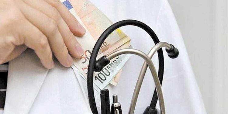 Σύλληψη διευθυντή καρδιοχειρουργικής για χρηματισμό από ασθενείς