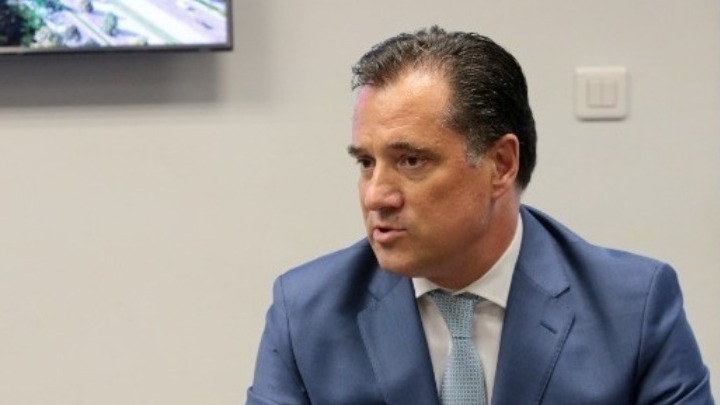 Ο υπουργός Υγείας Άδωνις Γεωργιάδης αντιμέτωπος με το φακελάκι στο ΕΣΥ