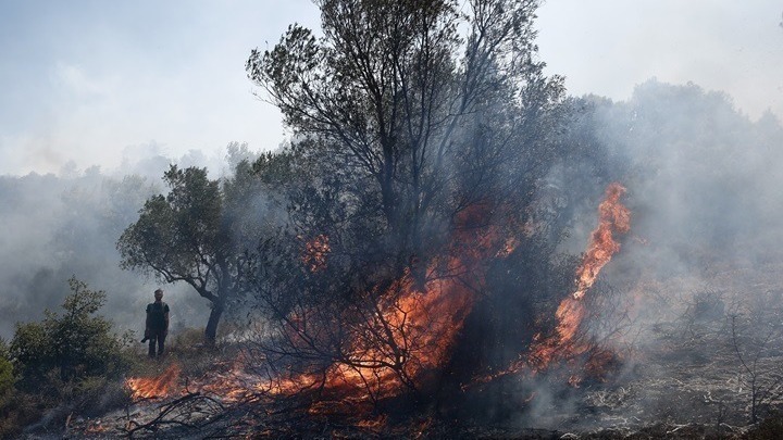 Πυρκαγιά στη Νέα Πέραμο Αττικής: Προειδοποιητικό μήνυμα μέσω 112