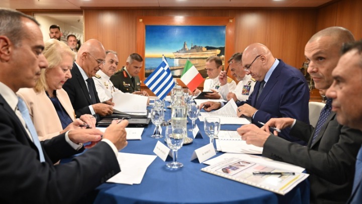 Συνάντηση Υπουργών Άμυνας Ελλάδας - Ιταλίας σε Φρεγάτα στη La Spezia