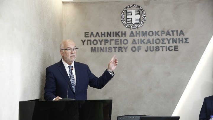 Ο υπουργός Δικαιοσύνης Γιώργος Φλωρίδης αναφέρει: "Η Δικαιοσύνη δεν εκβιάζεται"