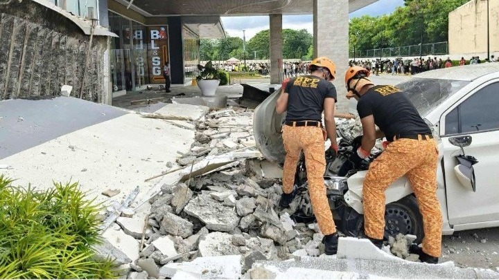 Σεισμοί στις Φιλιππίνες: Επιζήσαντες ξυπνούν ανάμεσα σε συντρίμμια