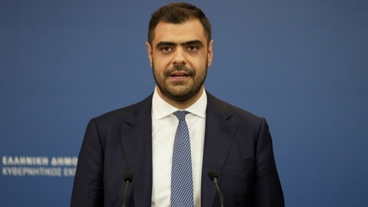 Ο κυβερνητικός εκπρόσωπος Παύλος Μαρινάκης αναφέρει την εναρμόνιση της κυβέρνησης με τα αιτήματα της κοινωνίας