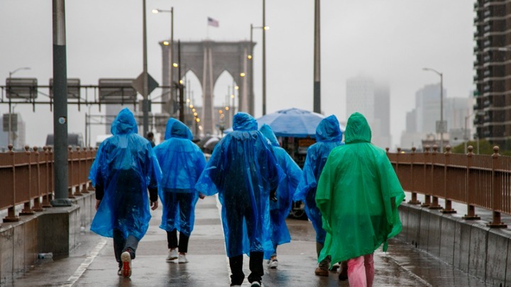 Σφοδρές βροχοπτώσεις στη Νέα Υόρκη προκάλεσαν θύματα και χάος