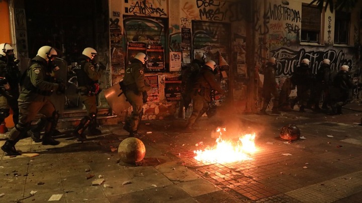 Επίθεση με μολότοφ στα Εξάρχεια: Αστυνομικοί δέχθηκαν επίθεση τα ξημερώματα