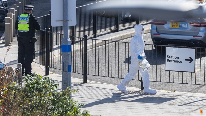 Η Βρετανική Αστυνομία Διερευνά την Επίθεση σε Τρένο