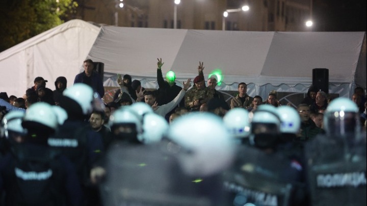 Αντιδράσεις και ένταση μπροστά στο κοινοβούλιο της Σερβίας