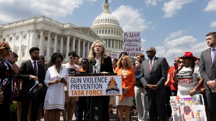 Η νέα κυβερνήτης της Βιρτζίνια στην άκρη της διακυβέρνησης