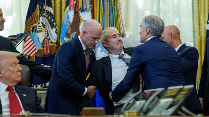 Αναταράξεις στο Λευκό Οίκο: Αδιαθεσία στην Εκδήλωση για τις Φαρμακευτικές Τιμές