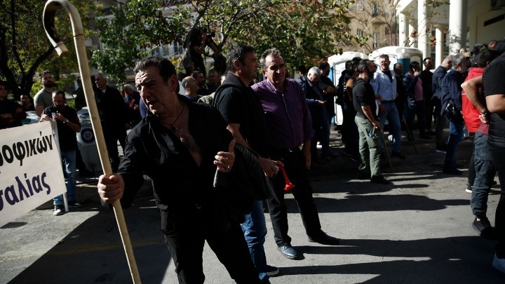 Αγρότες Διαδήλωσαν έξω από το Υπουργείο Αγροτικής Ανάπτυξης και Τροφίμων