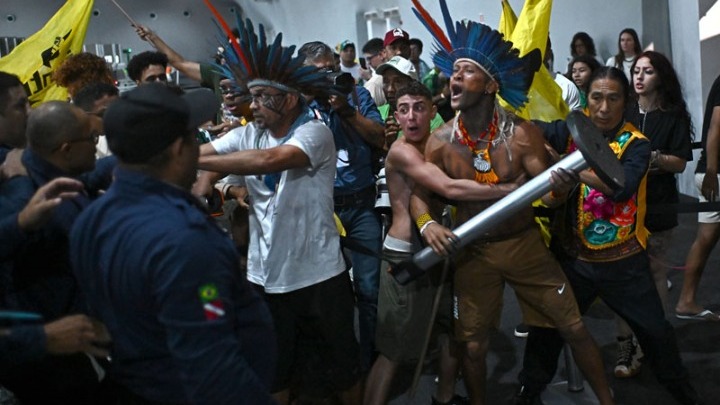 Επεισόδια στην COP 30: Αυτόχθονες διαδηλωτές αντιμέτωποι με το προσωπικό ασφαλείας