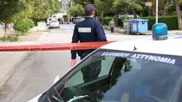 Αναστάτωση στη Νίκαια: Ανακριτική επιχείρηση μετά την εύρεση χειροβομβίδας