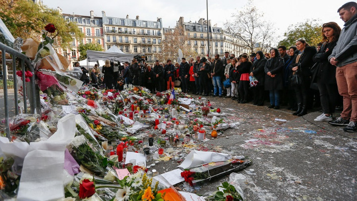 Συγκλονιστικές εκδηλώσεις μνήμης για τα 10 χρόνια από τις τρομοκρατικές επιθέσεις στο Παρίσι