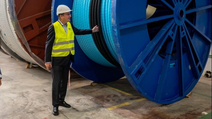 Επίσκεψη Χατζηδάκη στο Ελληνικά Καλώδια: Ενίσχυση της Βιομηχανίας