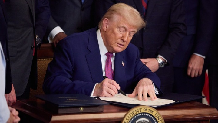 Τραμπ επικύρωσε νόμο για τέλος δημοσιονομικής παράλυσης στις ΗΠΑ
