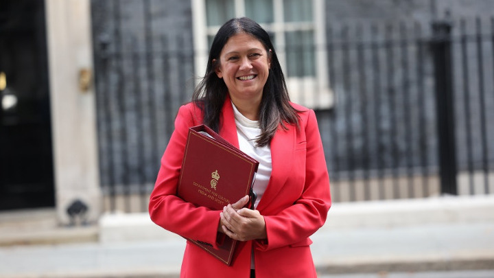 Η υπουργός Πολιτισμού Λάιζα Νάντι υποστηρίζει το BBC για το ντοκιμαντέρ για τον Τραμπ