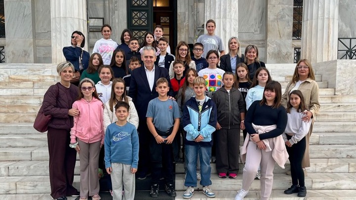 Η Σημασία της Εξοικείωσης των Παιδιών με την Τεχνολογία και τους Κινδύνους των Κοινωνικών Δικτύων