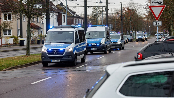 Ανατριχιαστική επίθεση: Αστυνομικοί πυροβολούν 12χρονο κορίτσι με μαχαίρια