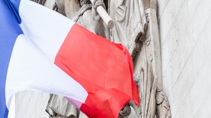 Η Ελλάδα επιδεικνύει οικονομική επιτυχία με πρόωρη αποπληρωμή δανείου στη Γαλλία