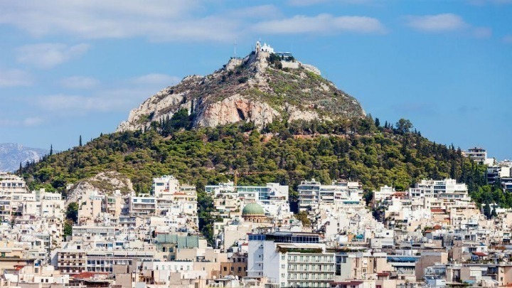 Η Airbnb χρηματοδοτεί την αποκατάσταση του Λόφου του Λυκαβηττού στην Αθήνα