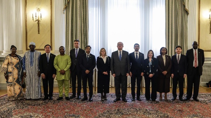 Ο Πρόεδρος της Δημοκρατίας υποδέχεται τους νέους πρέσβεις