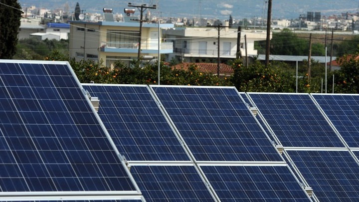 Η ΔΕΗ υπερβαίνει το 50% στις ΑΠΕ το 2025