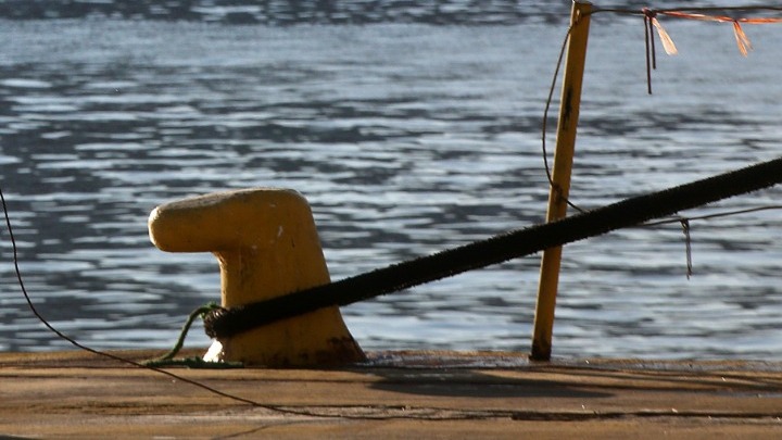 Συναγερμός στον Πειραιά: Άνδρας εξελίχθηκε από βυθιζόμενο αυτοκίνητο