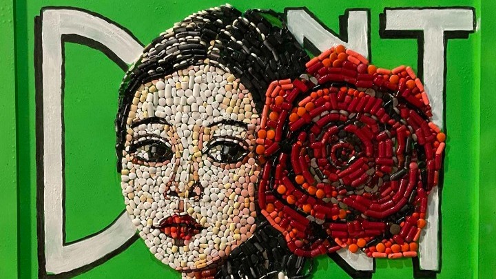 Η Ελένη Ιωαννίδου μεταμορφώνει ληγμένα φάρμακα σε τέχνη