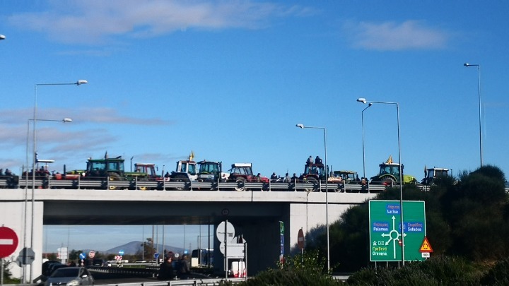 Ένταση στην Καρδίτσα: Αγρότες εισβάλλουν στον αυτοκινητόδρομο Ε65