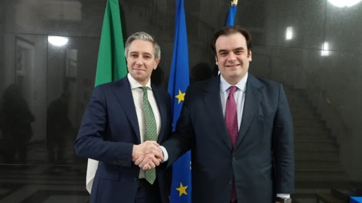 Συνάντηση Πιερρακάκη - Harris: Ενίσχυση των διμερών σχέσεων Ελλάδας-Ιρλανδίας