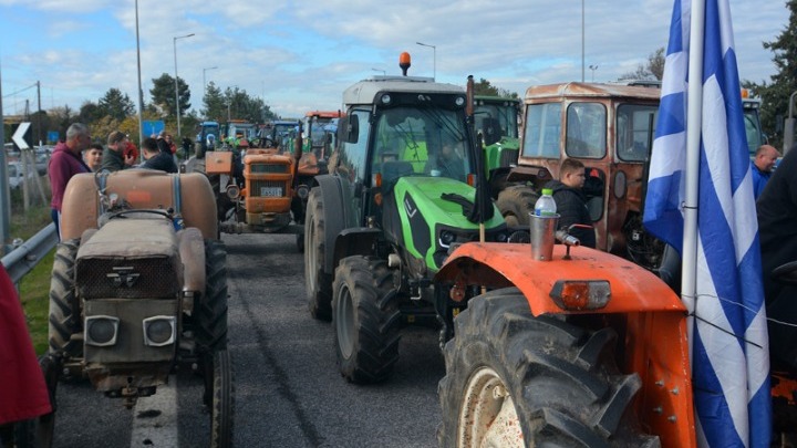 Αγρότες διατηρούν το μπλόκο στην Εθνική Οδό Αθηνών-Θεσσαλονίκης