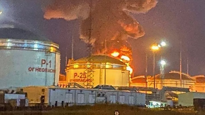 Επίθεση της Ουκρανίας με μη επανδρωμένα αεροσκάφη προκαλεί πυρκαγιά σε πετρελαϊκή αποθήκη στη Ρωσία