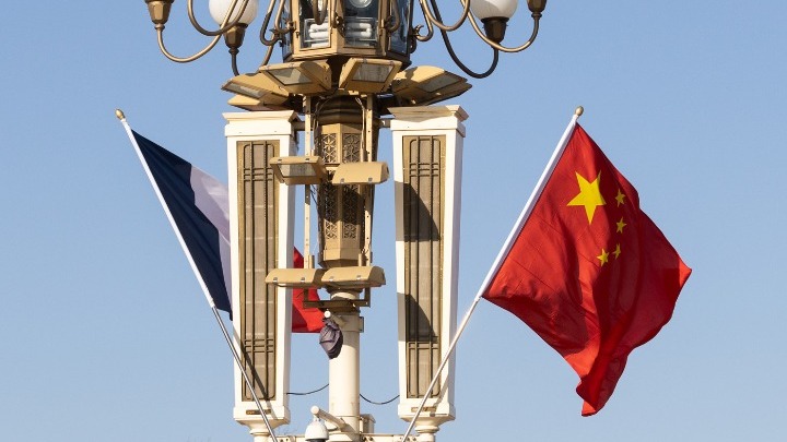 Εμανουέλ Μακρόν: Επίσκεψη στην Κίνα με Επίκεντρο τις Διεθνείς Σχέσεις και το Εμπόριο