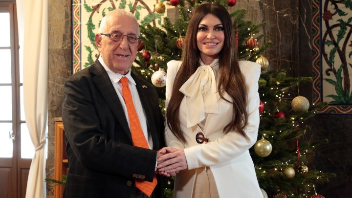 Επίσκεψη Πρέσβειρας των ΗΠΑ στη Βουλή: Ανταλλαγή ευγενειών και συζητήσεις για τις ελληνοαμερικανικές σχέσεις