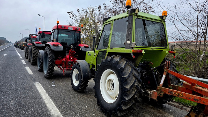 Κινητοποιήσεις αγροτών στη Νίκαια: Συνεχίζεται η κλειστή Εθνική Οδός