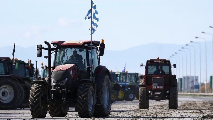 Αγρότες και κτηνοτρόφοι στη διασταύρωση Εξοχής